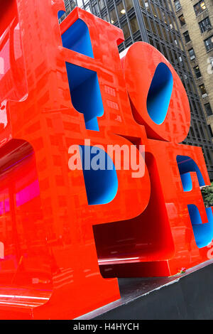 Eine ungewöhnliche seitlicher Blick der Hoffnung Skulptur von Robert Indiana auf 7th Ave & 53rd Street in New York City. Stockfoto