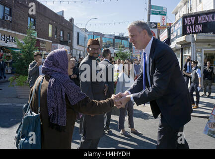 New Yorks Bürgermeister Bill de Blasio grüßt ein Rentner in Jackson Heights, Queens, New York bei einem Besuch Wählerregistrierung zu fördern. Stockfoto