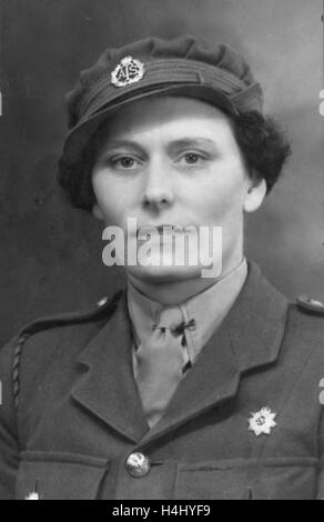 Jahrgang Weltkrieg zwei Porträt einer Frau in ATS-Uniform um 1940. Der Auxiliary Territorial Service war die Niederlassung der Frauen der British Army während des Zweiten Weltkriegs. Stockfoto