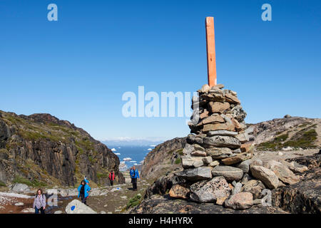 Cairn Kennzeichnung High Point auf blaue Route Trail mit Menschen wandern nach Jakobshavn Iceford und Holms Bakke im Sommer 2016. Ilulissat, Grönland Stockfoto