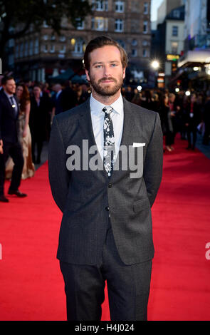 Armie Hammer besucht das 60. London Film Festival Closing Night Gala Screening von freien Feuer im Odeon Leicester Square, London. Stockfoto