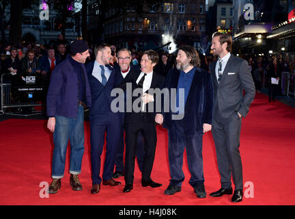 Enzo Cilenti (von links nach rechts), Jack Reynor, Michael Smiley, Cillian Murphy, Ben Wheatley und Armie Hammer, die Teilnahme an dem 60. London Film Festival Closing Night Gala Screening von freien Feuer im Odeon Leicester Square, London. Stockfoto