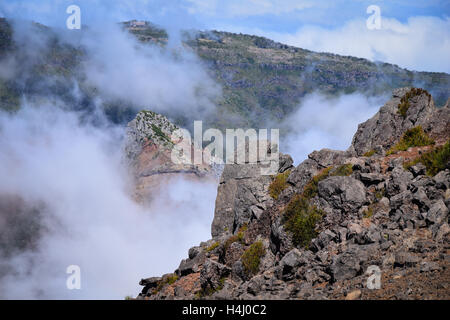 Wolken überrollen die Berge von Pico do Arieiro, Madeira Stockfoto