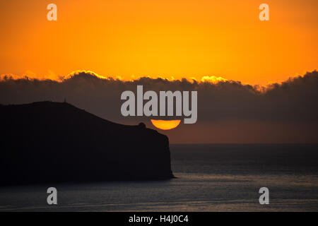 Sonnenaufgang über ein ruhiges Meer, Landzunge östlich von Funchal, Madeira Stockfoto