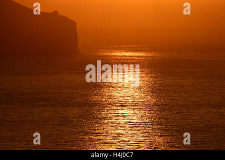 Reflexion der Sonnenaufgang über ein ruhiges Meer, Landzunge östlich von Funchal, Madeira Stockfoto