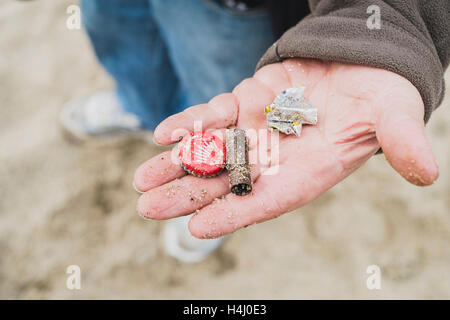 Die Ergebnisse der Mann Metalldetektoren auf Falmouth Gyllyngase Beach 15.10.2016 Stockfoto