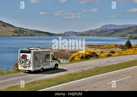 Loch Broom; Superstolz in Richtung Ullapool; Wohnmobil geparkt; Ginster blühen; Schottland; UK Stockfoto