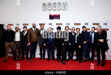 Andrew Starke (links), Sam Riley (dritte links), Tom Davis (vierte links), Armie Hammer (5 links), Ben Wheatley (sechste links), Babou Ceesay (Mitte), Sharlto Copley (Sechster rechts), Michael Smiley (fünfte rechts), Cillian Murphy (vierte rechts), Enzo Cilenti (dritte rechts) und Jack Reynor (zweiter von rechts) besucht das 60. London Film Festival Closing Night Gala Screening von freien Feuer im Odeon Leicester Square, London. Stockfoto