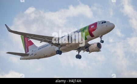 TAP Air Portugal Airbus A320 CS-TMW in Land kommen am Flughafen London Heathrow LHR Stockfoto