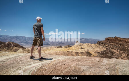 Wanderer stehen am Rand des Zabriskie Point in Death Valley Nationalpark in Kalifornien Stockfoto