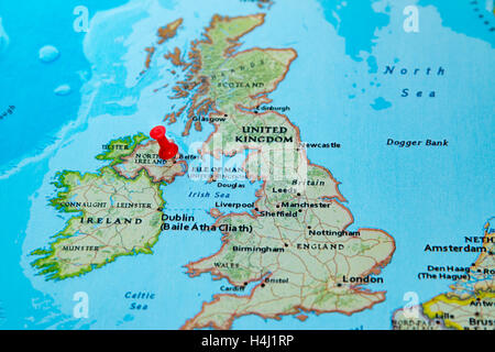 Belfast, Northern Ireland, Großbritannien  fixiert auf einer Karte von Europa. Stockfoto