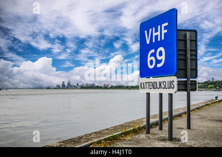 Ein Zeiger auf das Tor mit dem Namen "Kattendijksluis" auf der Schelde in Antwerpen. Stockfoto