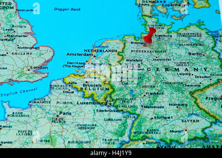 Bremen, Deutschland, fixiert auf einer Karte von Europa. Stockfoto