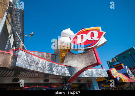 Eine ungewöhnliche Dairy Queen-Steckdose in der touristischen Zone von Clifton Hill in Niagara Falls Ontario Kanada. Stockfoto