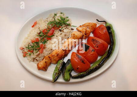 Chicken Kebab mit Reis und Salat serviert Stockfoto