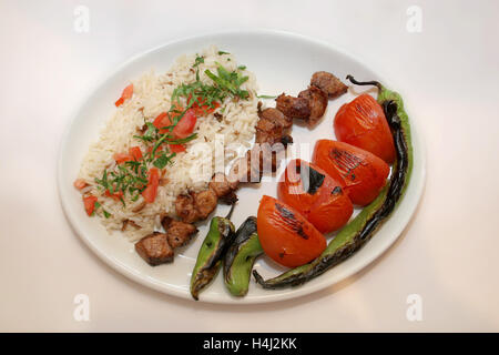 Lamm-Kebab mit Reis und Salat serviert Stockfoto