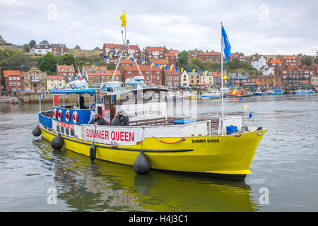 Sommer-Königin Ausflugsboot im Hafen von Whitby außer Betrieb im Herbst verschieben auf einen anderen Liegeplatz Stockfoto