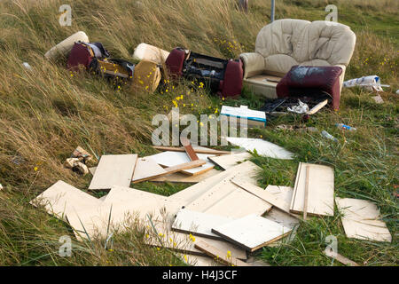 Fliegen Sie, Trinkgeld, alte Möbel und anderen Hausmüll illegal gedumpten am Straßenrand Stockfoto