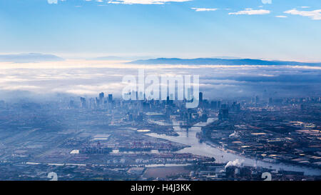 Eines frühen Morgens aerial Blick über Port Melbourne, den Yarra River und dem Stadtzentrum entfernt. Yarra reicht NP ist im Hintergrund. Stockfoto