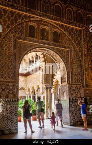 Spanien, Andalusien, Provinz Sevilla, Sevilla, Alcazar, Touristen bewundern die Aussicht in den Innenhof der Jungfrauen Stockfoto