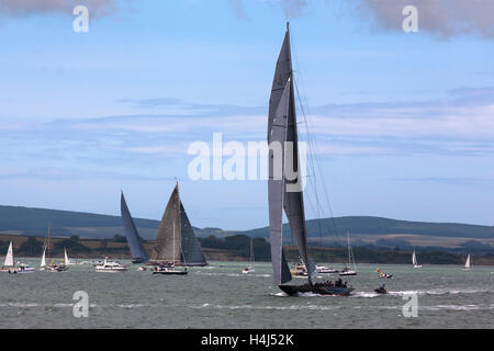 Jachten der J-Klasse "Rainbow", "Velsheda" und "Lionheart" bereiten sich auf den Start Von Rennen 2 der J-Klasse Solent Regatta, Juli 2012, vor Stockfoto