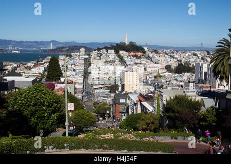 Blick vom Lombard Street auf Downtownn San Francisco, Kalifornien, USA. Stockfoto