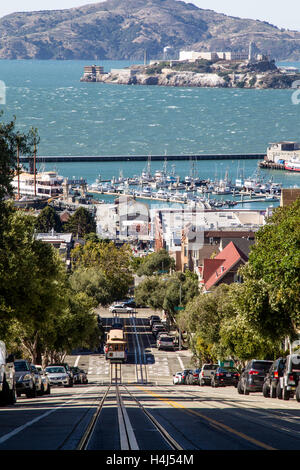 Cable Car an der Hyde Street mit Alcatraz Island im Hintergrund in San Francisco, Kalifornien, USA. Stockfoto