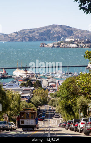 Cable Car an der Hyde Street mit Alcatraz Island im Hintergrund in San Francisco, Kalifornien, USA. Stockfoto