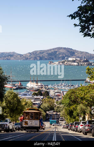 Cable Car an der Hyde Street mit Alcatraz Island im Hintergrund in San Francisco, Kalifornien, USA. Stockfoto