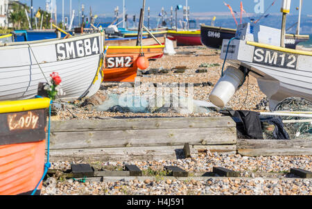 Kleine Fischerboote aus dem Wasser am East Worthing Beach in Worthing, West Sussex, England, Großbritannien. Stockfoto