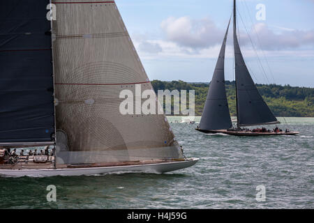 J-Klasse-Yachten "Ranger" (J5) in den Vordergrund und "Regenbogen" (H2) jockey für Position vor dem Start eines Rennens im Solent Stockfoto