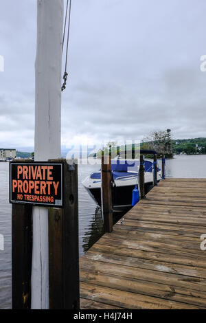 Warnzeichen, die durch den Eintritt in eine private Anlegestelle auf einem großen, New-Hampshire-See gesehen. Stockfoto