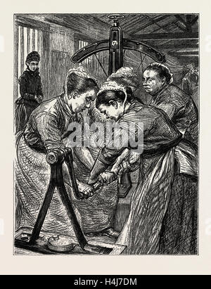 WEIBLICHE GEFANGENE LEBEN IN WOKING, GROßBRITANNIEN, 1889: STRAFGEFANGENE BEI DER ARBEIT IN DER WÄSCHEREI Stockfoto