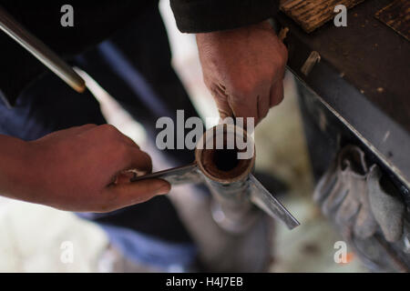 Rakete geheimen Herstellung - 19.01.2013 - Syrien / Al-Bab / Al-Bab - Männer der Abo-Baker-Brigade der freien syrischen Armee einstellen der Lamellen einer Rakete, sie nur an einem geheimen Ort in der Nähe des Militärflughafens Kwiriss von syrischen Regierungstruppen in Al-Bab, nordöstlich von Aleppo verteidigt hergestellt haben.    -Edouard Elias / le Pictorium Stockfoto