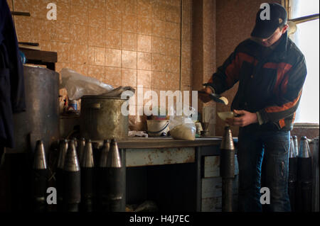 Rakete geheimen Herstellung - 19.01.2013 - Syrien / Al-Bab / Al-Bab - Mitglied der Abo-Baker-Brigade der freien syrischen Armee Füllung der Sprengkopf einer Rakete an einem geheimen Ort in der Nähe des Militärflughafens Kwiriss verteidigt durch die syrischen Regierungstruppen in Al-Bab, nordöstlich von Aleppo.    -Edouard Elias / le Pictorium Stockfoto