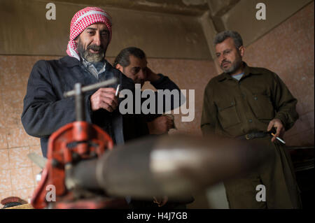 Rakete geheimen Herstellung - 19.01.2013 - Syrien / Al-Bab / Al-Bab - Männer der Abo Baker Brigade der freien syrischen Armee Rauch, wie sie eine Rakete Aussehen haben sie gerade an einem geheimen Ort in der Nähe des Militärflughafens Kwiriss hergestellt von syrischen Regierungstruppen in Al-Bab, nordöstlich von Aleppo verteidigt.   -Edouard Elias / le Pictorium Stockfoto