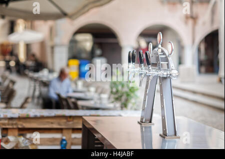 Dürre-Bier-Hähne und andere Getränke in einer Bar. Stockfoto