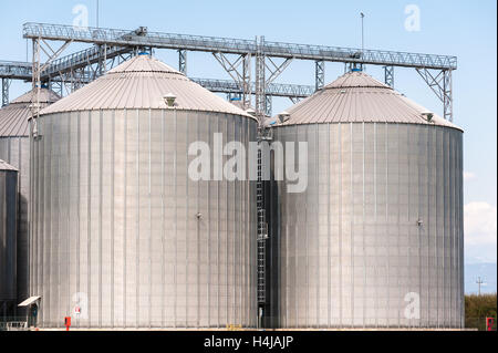 Landwirtschaftlichen Silo - Gebäudehülle, Lagerung und Trocknung von Getreide, Weizen, Mais, Soja, Sonnenblume Stockfoto