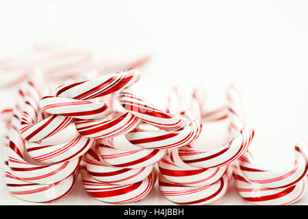 Zeile der Zuckerstangen auf weißem Hintergrund mit Textfreiraum. Stockfoto