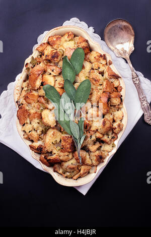 Hausgemachte Füllung mit antiken Löffel für den Urlaub. Stockfoto