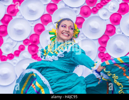 Tänzerin ist auf dem 23. internationalen Mariachi & Charros Festival in Guadalajara Mexiko Stockfoto