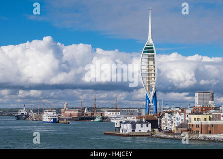 Der Spinnaker Tower und Gunwharf Quays in Portsmouth, UK Stockfoto