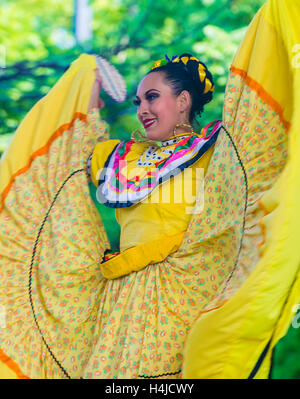 Tänzerin ist auf dem 23. internationalen Mariachi & Charros Festival in Guadalajara Mexiko Stockfoto