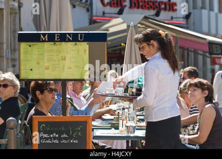 Kellnerin, Dienst am Kunden im Straßencafé in Beaune Centre, Burgunder, Cote d ' or, Frankreich Stockfoto