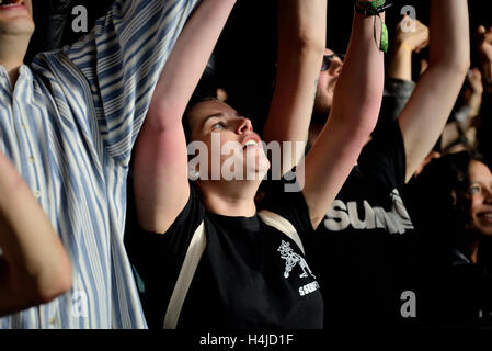 BARCELONA - 29 Mai: Menge in einem hip Hop Konzert im Primavera Sound Festival 2015 am 29. Mai 2015 in Barcelona, Spanien. Stockfoto