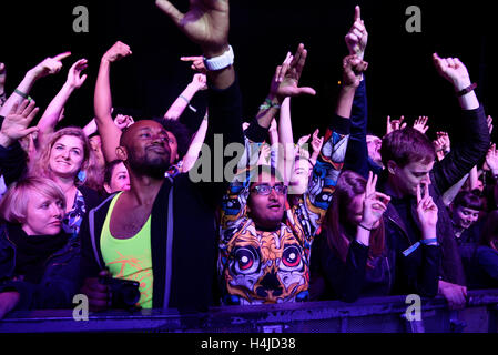 BARCELONA - 29 Mai: Menge in einem hip Hop Konzert im Primavera Sound Festival 2015 am 29. Mai 2015. Stockfoto