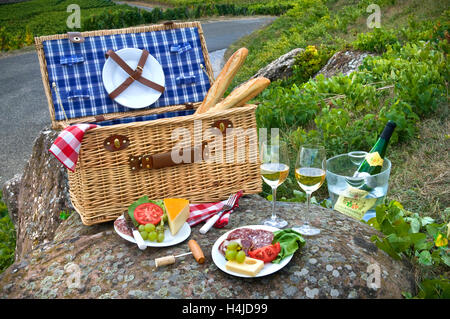 Am Straßenrand Picknick in den Weinbergen oberhalb des mittelalterlichen historischen Dorfes von Riquewihr Elsass Frankreich Stockfoto