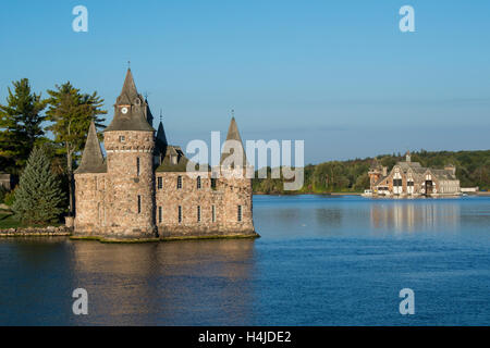 New York, St. Lawrence Seaway, Thousand Islands, Alexandria Bay. Boldt Castle auf Heart Island, Krafthaus und Yacht-Haus. Stockfoto