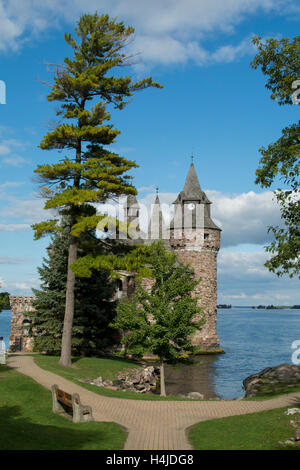 New York, St. Lawrence Seaway, Thousand Islands, Alexandria Bay. Historischen Boldt Castle auf Heart Island. Blick auf Krafthaus. Stockfoto