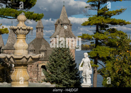 New York, Thousand Islands, Alexandria Bay. Historischen Boldt Castle auf Heart Island. Blick auf Schloss Stil Pumpenhaus. Stockfoto